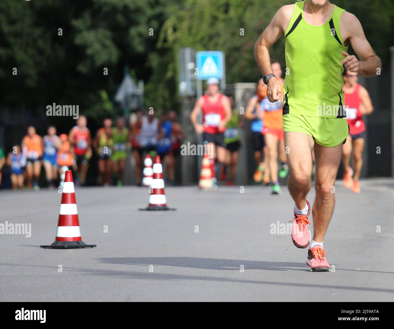 el maratón atlético durante la carrera a pie en la ciudad con ropa  deportiva es lo primero Fotografía de stock - Alamy