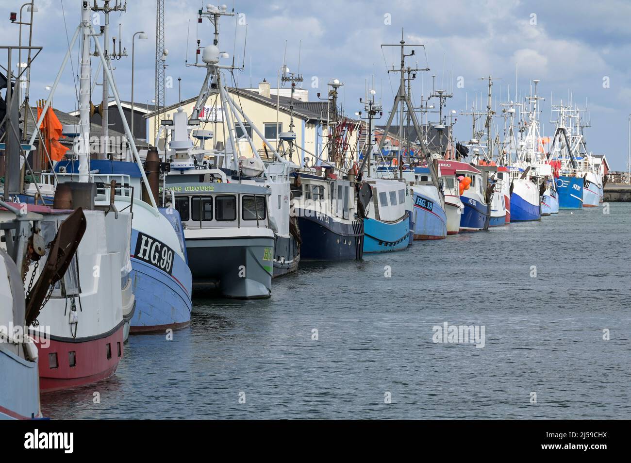 DINAMARCA, Jutland, Hirtshals, puerto pesquero del Mar del Norte con barcos de pesca / Dänemark, Jütland, Hirtshals, Nordsee Hafen, Fischerboote Foto de stock