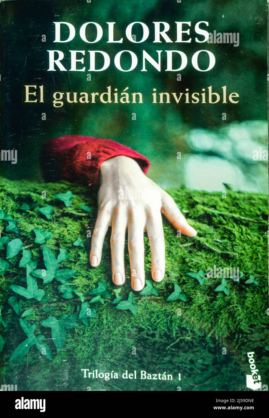Dolores Redondo - El Guardián Invisible (El guardián invisible). - 2013 -  (La trilogía de Baztan, Libro 2 Fotografía de stock - Alamy