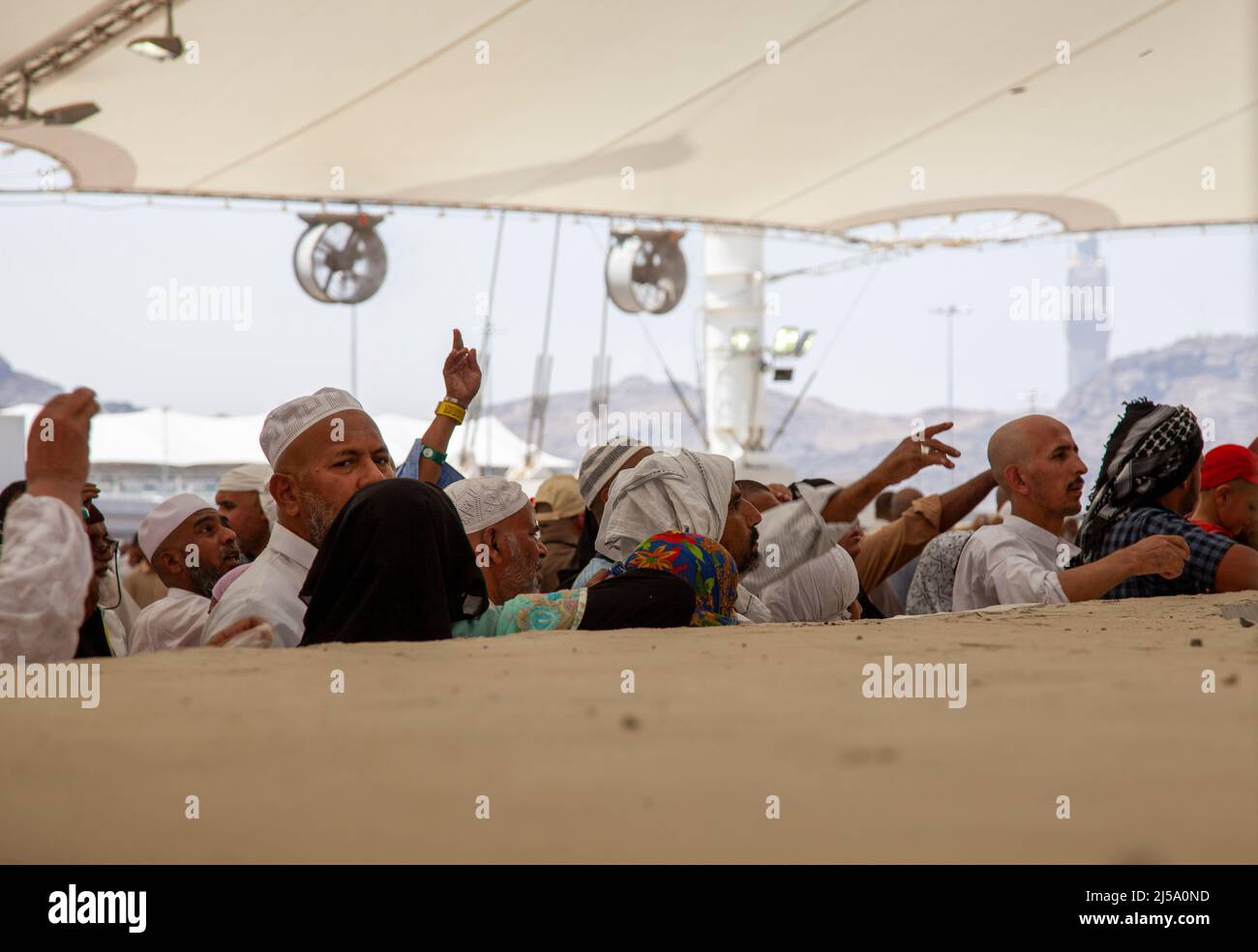 Peregrinos que realizan ritual de lapidación durante la temporada de hajj en Makkah, Arabia Saudita Foto de stock