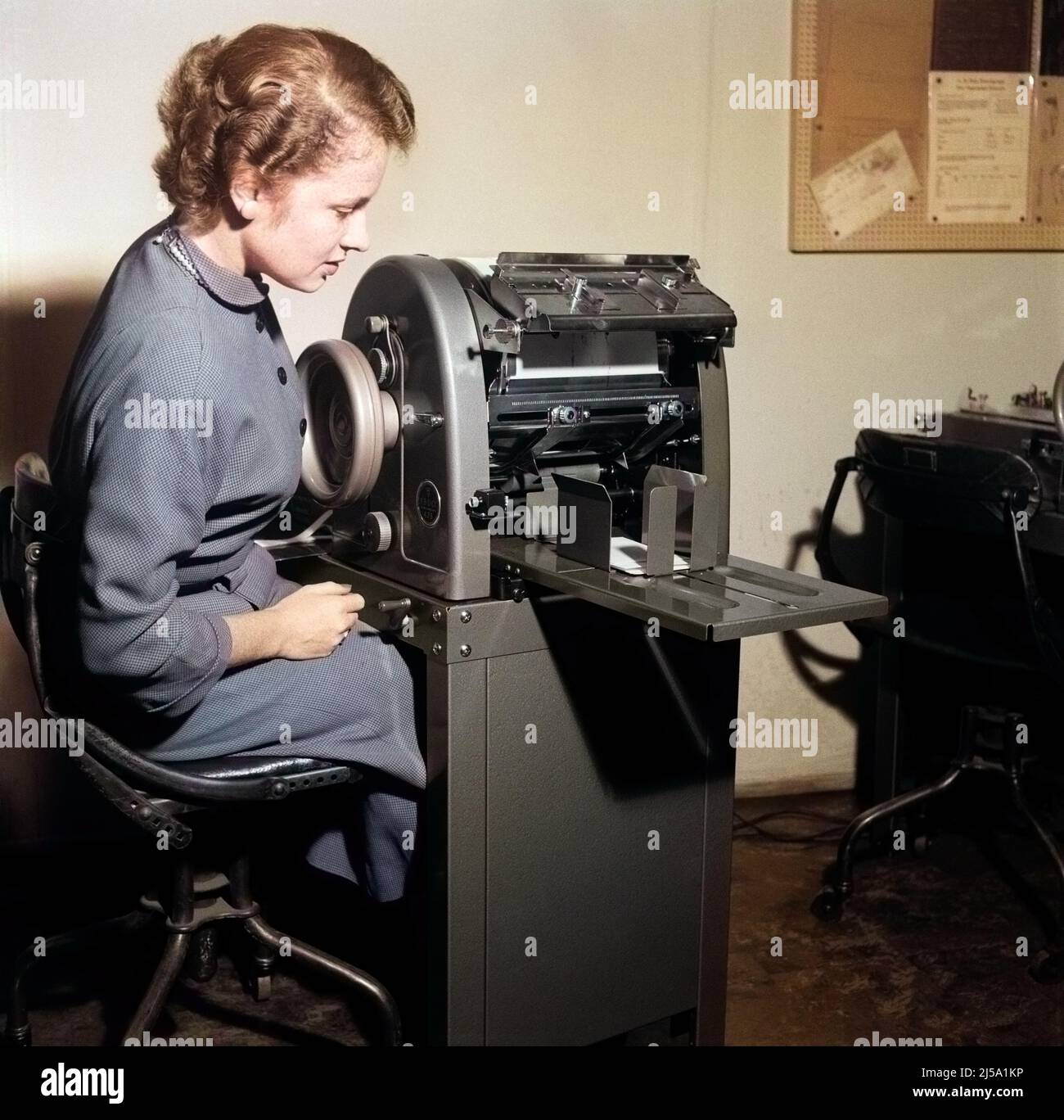 1950S MUJER SECRETARIO DE TRABAJADORES DE OFICINA MAMIEOGRAFICA OPERATIVO - O386C HAR001 HARS TRABAJO INNOVACIÓN OFFICE TRABAJADORES DE OFICINA MAQUINA DE OFICINA ALTA TECNOLOGÍA COPIA COPIA COPIAS DUPLICACIÓN BAJO COSTO IMPRESIÓN MID-ADULTO MID MALA MUJER MÍRETO DE HAR001 Foto de stock