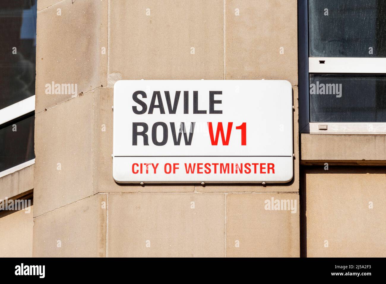 Calle placa de nombre en Savile Row, una calle en Mayfair Nown principalmente por su tradicional a medida sastring para hombres, Londres, Reino Unido Foto de stock