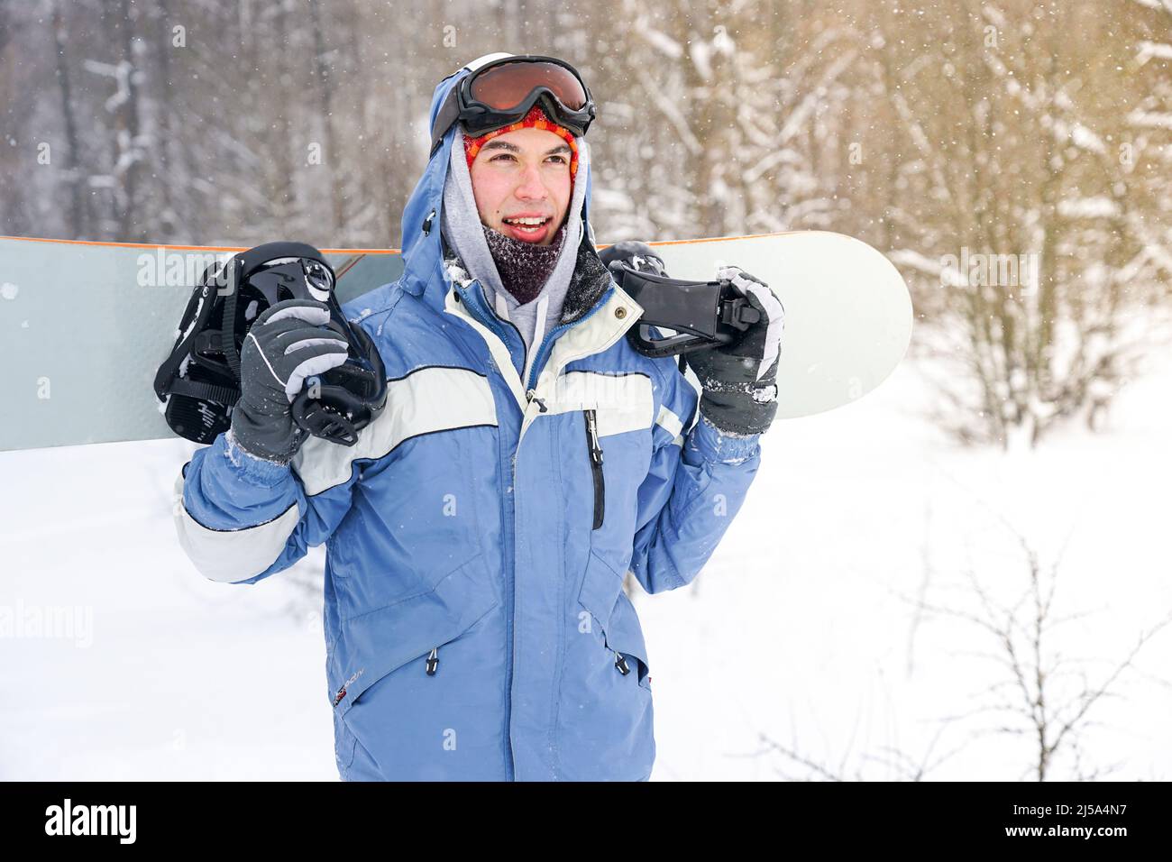 Una cordillera reflejada en el pasamontañas deportes de inviernocon gafas  de esquí