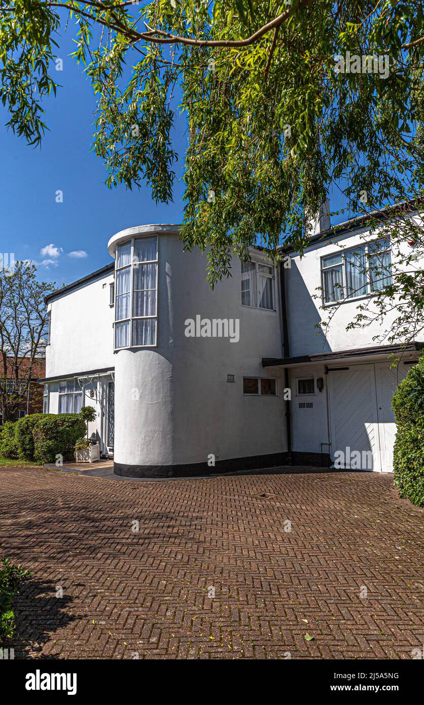 Casa blanca de dos pisos, Edgware, Londres, Inglaterra, Reino Unido. Foto de stock