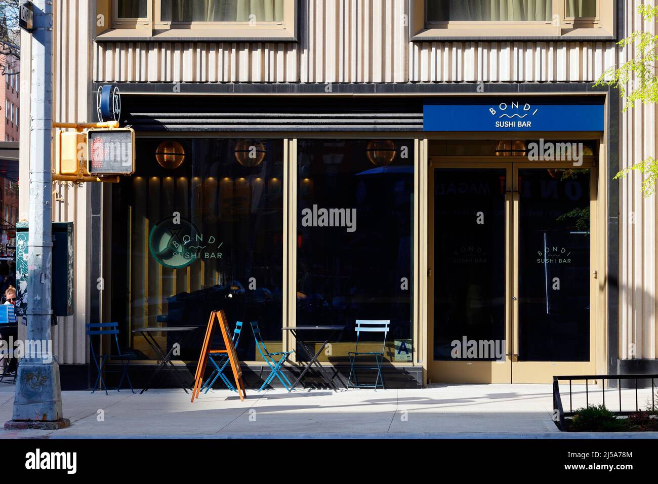 Bondi Sushi, 75 Kenmare St, New York, NY. Escaparate exterior de un bar de sushi y bar de cócteles en el barrio de Nolita en Manhattan. Foto de stock