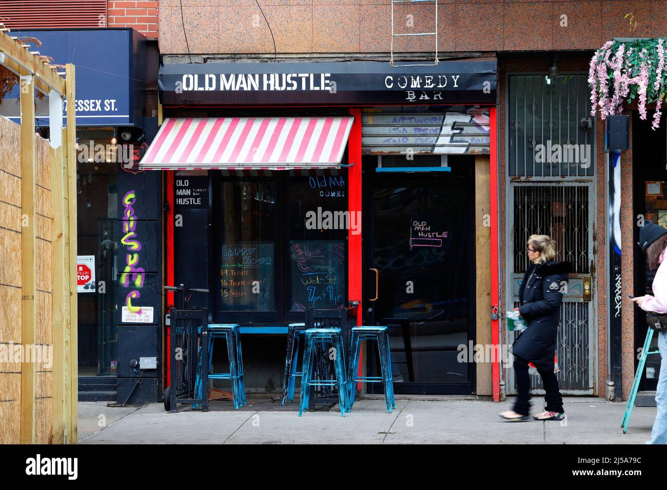 Old Man Hustle, 39 Essex St, Nueva York, NY. Escaparate exterior de un bar y club de comedia en el barrio Lower East Side de Manhattan. Foto de stock