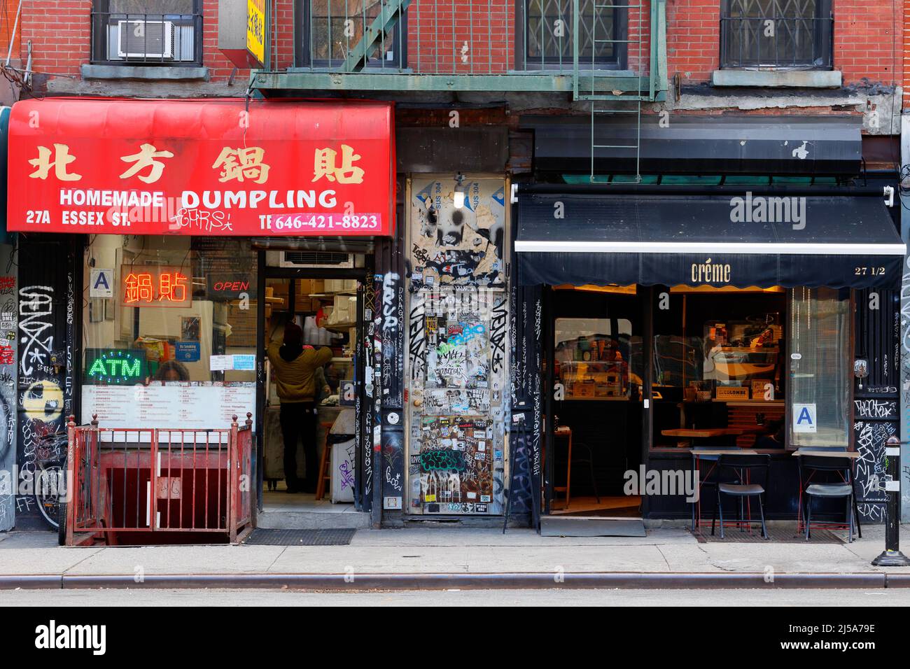 Dumpling casero, Creme, 27 Essex St, Nueva York, NY. Escaparate exterior de un dumpling frito, y un café matcha café en el Lower East Side Foto de stock