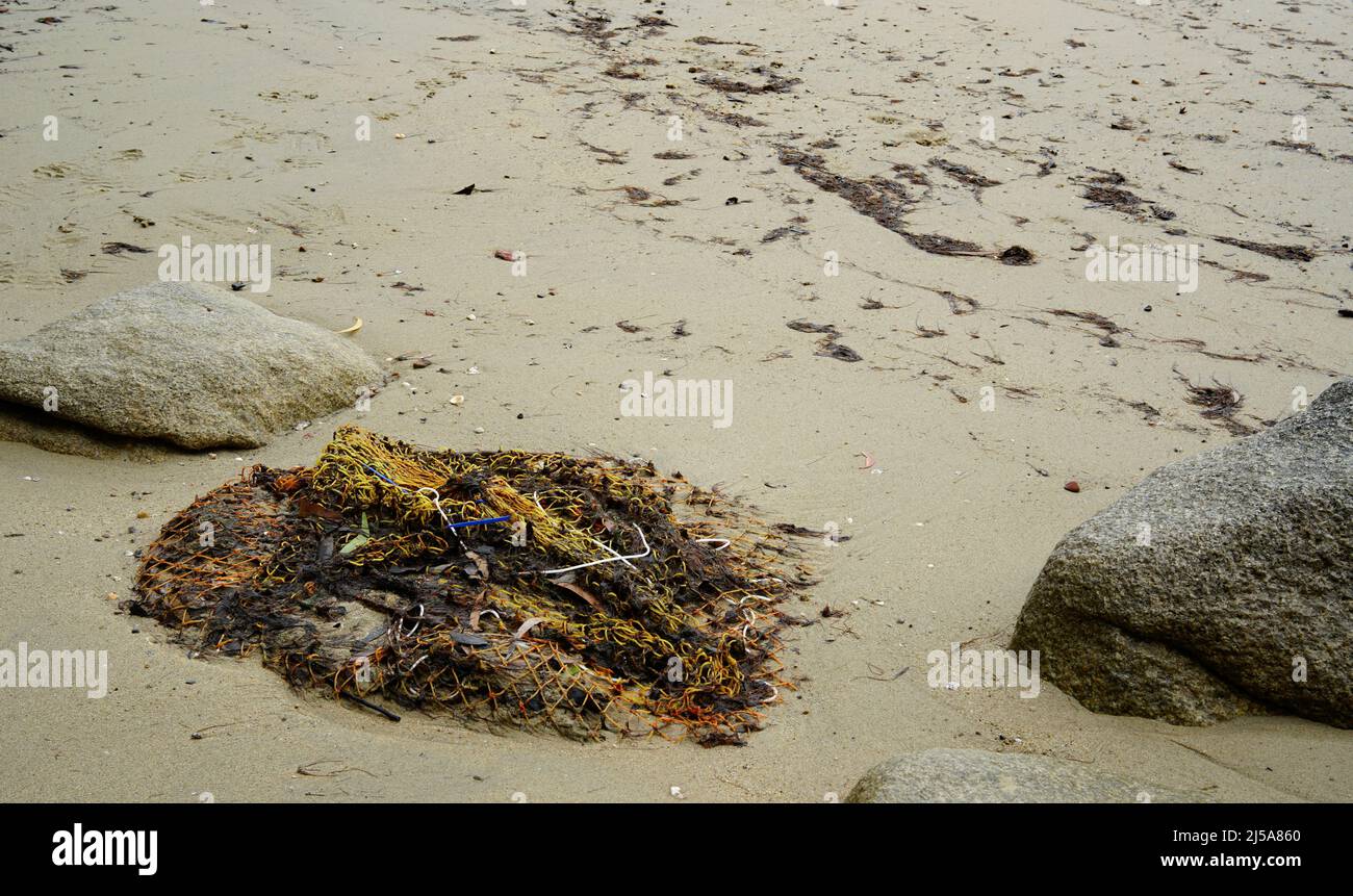 antiguas redes de pesca en el mar abandonadas sobre la playa Foto de stock