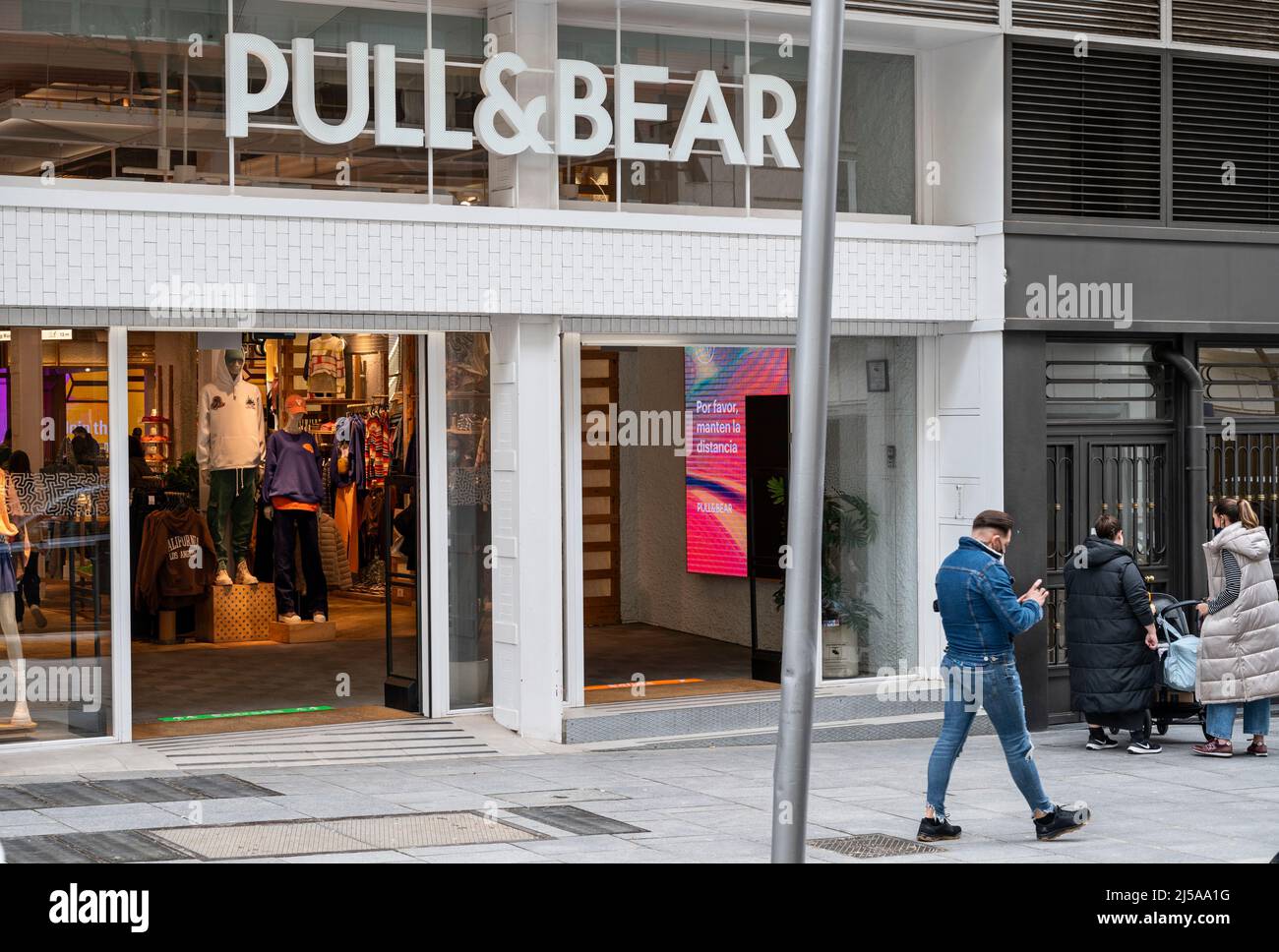 Pull bear store shop spain fotografías e imágenes de alta resolución - Alamy