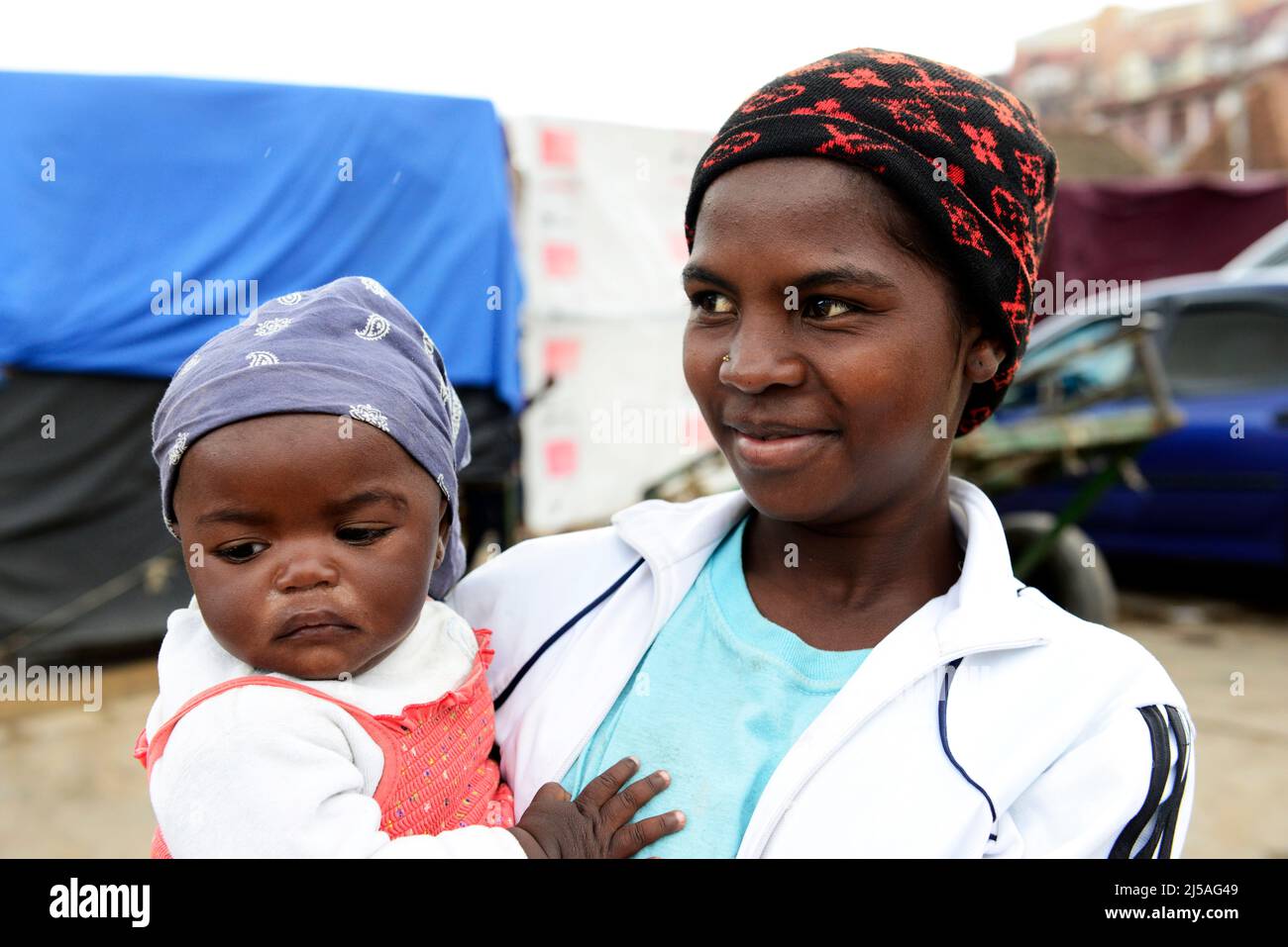 Una mujer malgache con su bebé. Antananarivo, Madagascar. Foto de stock