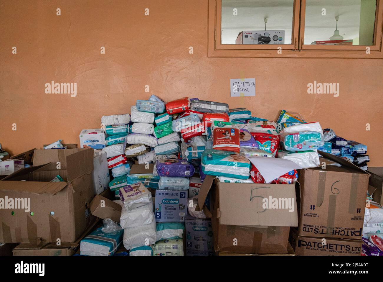 Los paquetes de pañales para bebés vistos en una antigua escuela ahora se  convirtieron en un depósito de ayuda humanitaria. A medida que avanza la  guerra en el frente oriental de Ucrania,