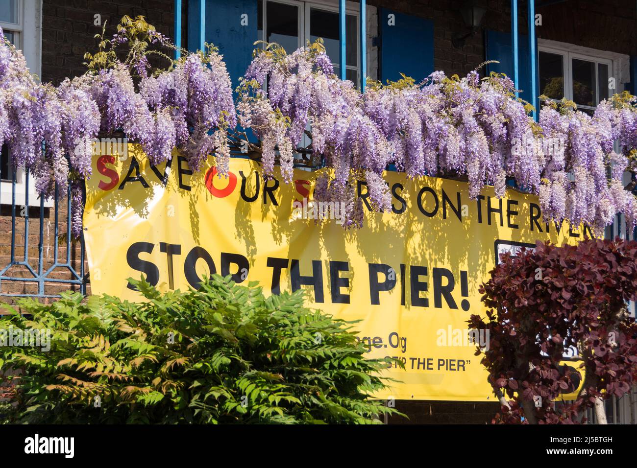 Pare el muelle - Salvemos nuestros deportes en la bandera de la protesta del río, Lower Mall, Hammersmith, Londres, Inglaterra, REINO UNIDO Foto de stock