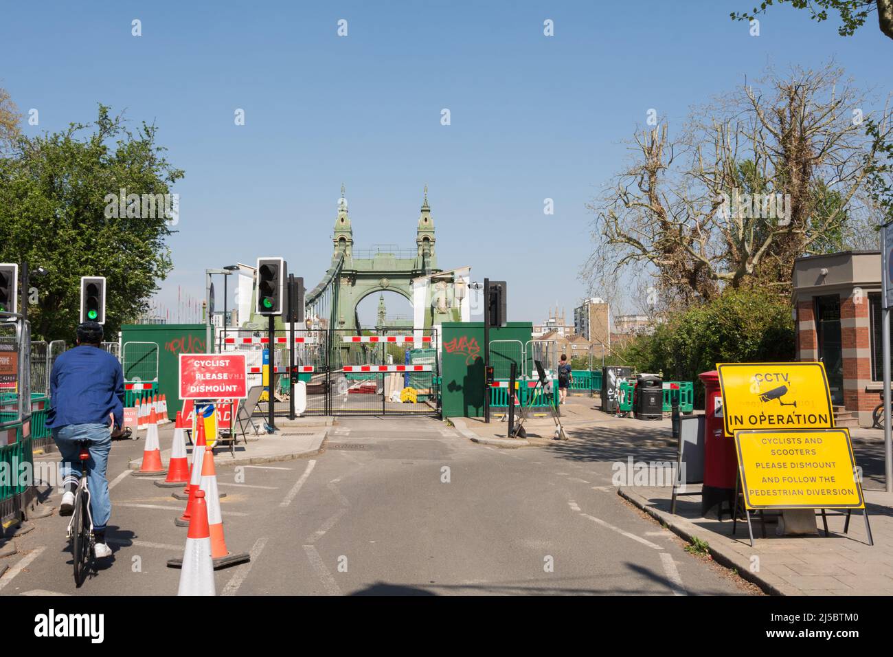 Bolardos que dirigen a los ciclistas a través del puente Hammersmith, que ha estado cerrado por tráfico durante más de 2 años por motivos de seguridad Foto de stock