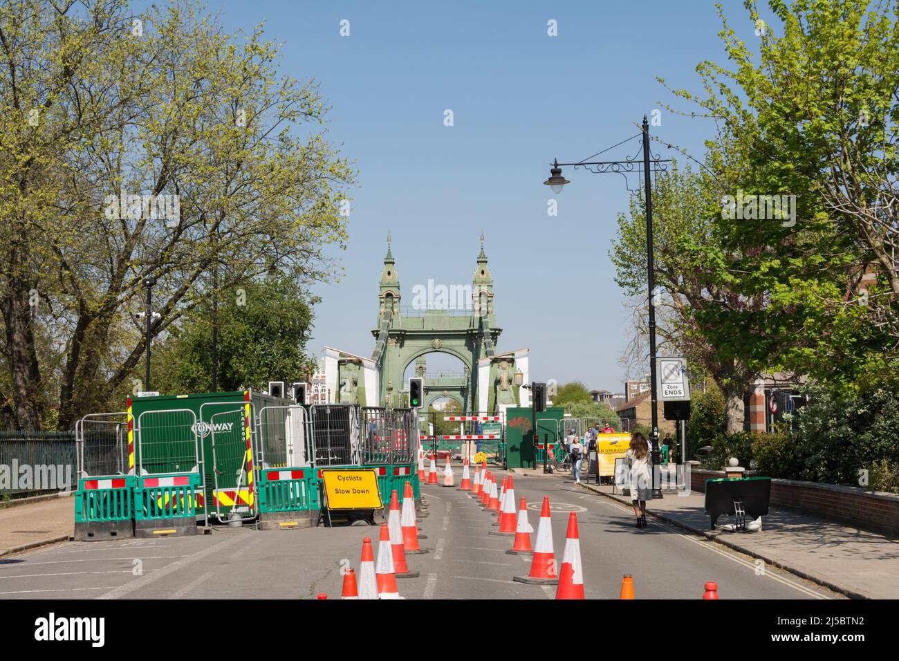 Bolardos que dirigen a los ciclistas a través del puente Hammersmith, que ha estado cerrado por tráfico durante más de 2 años por motivos de seguridad Foto de stock