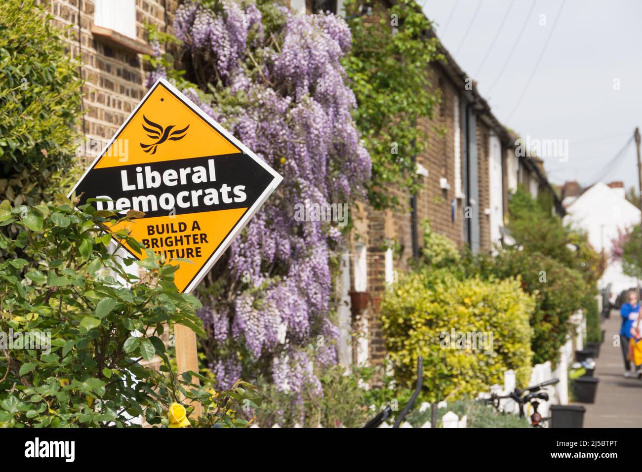 Vota Partido Electoral Local Liberal Demócrata Pancartas políticas y hoardings que se levantan en Barnes, al suroeste de Londres, Richmond upon Thames, Londres, Inglaterra Foto de stock