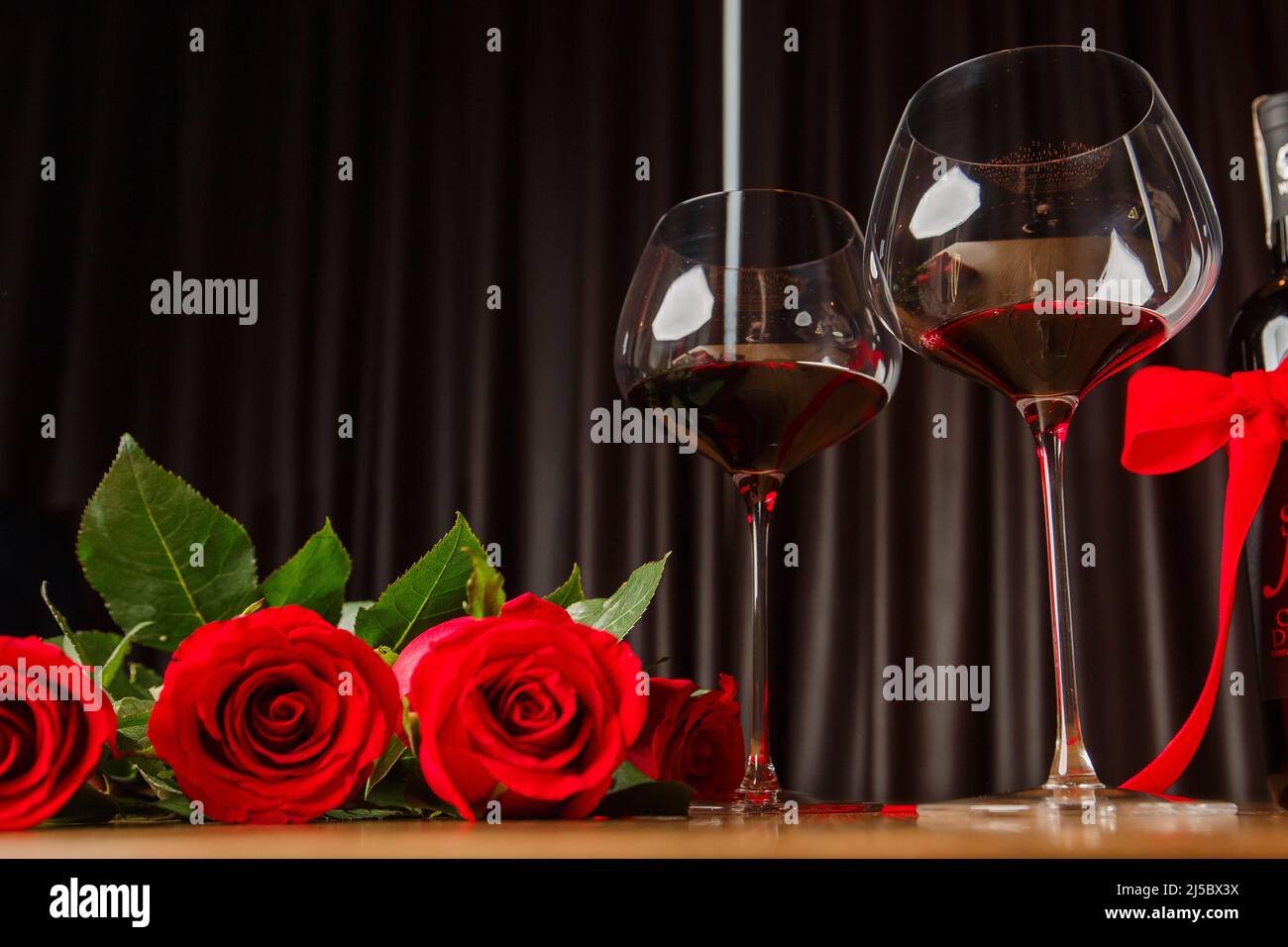 Una foto nítida y sincera de excéntricas copas de vino de cristal de  bohemia decoradas con rosas en un excéntrico