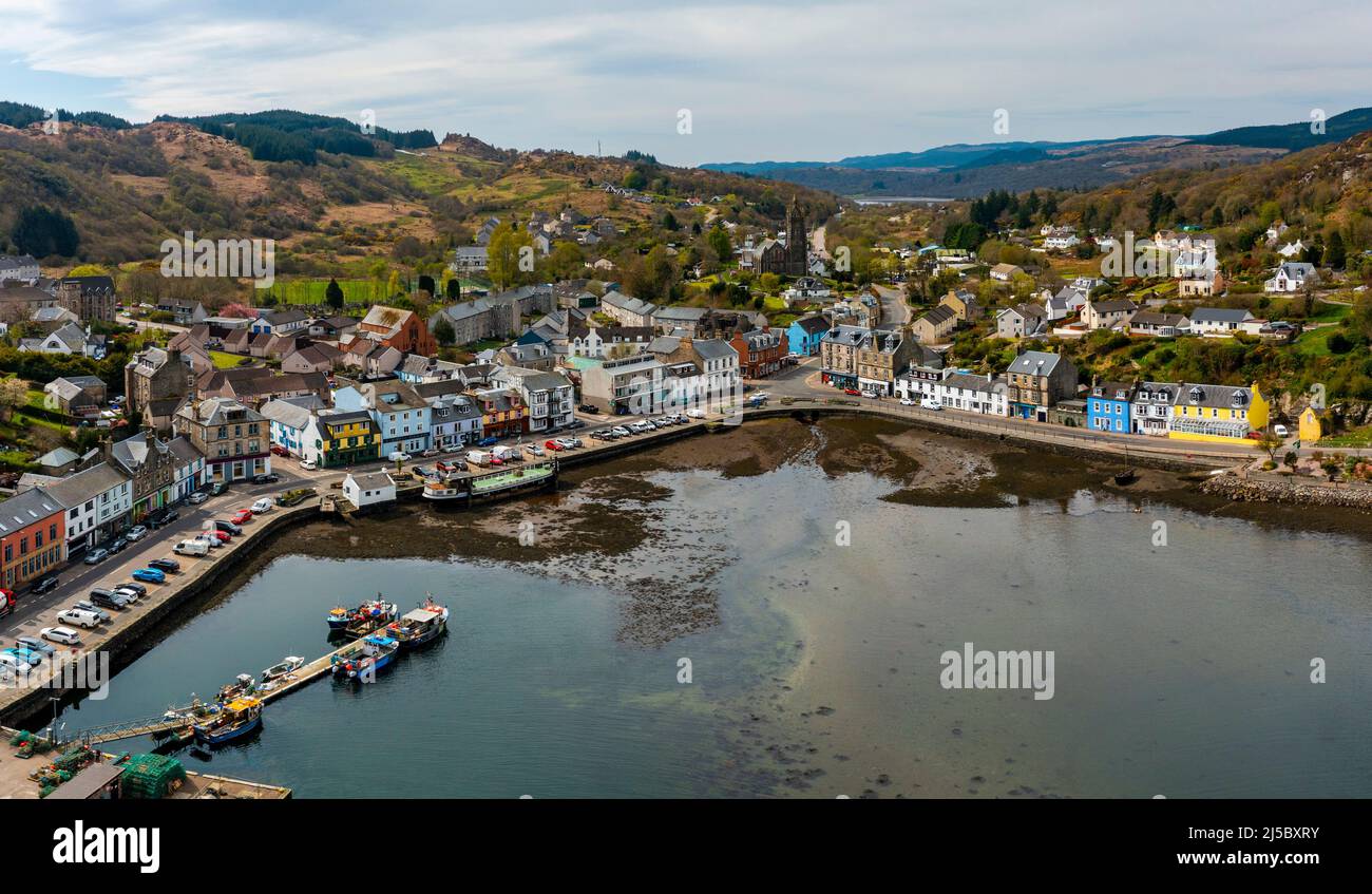 Vista aérea del pueblo y puerto de Tarbert en Argyll y Bute, Escocia, Reino Unido Foto de stock