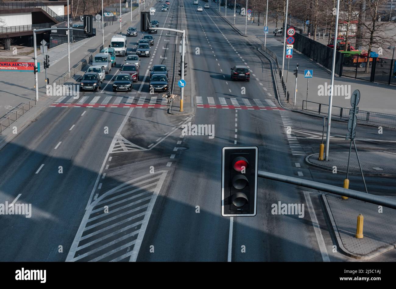 Varsovia. Polonia. 03.30.2022. Cruce con semáforos. Los coches están esperando para pasar. Foto de stock
