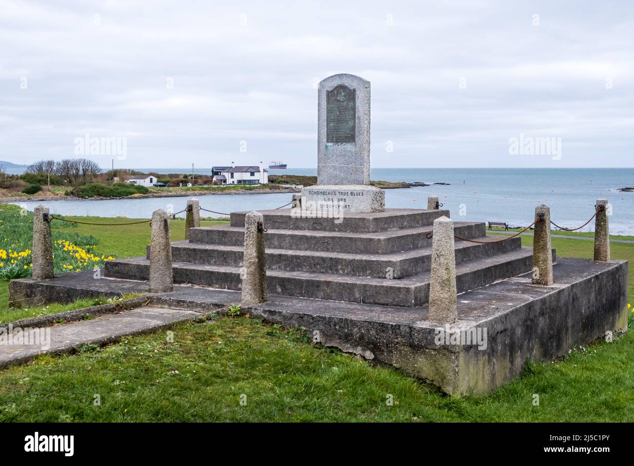 Monumento dedicado por el True Blues Loyal Orange Lodge de Schomberg, que marca la conexión histórica de la aldea costera de Groomsport Foto de stock