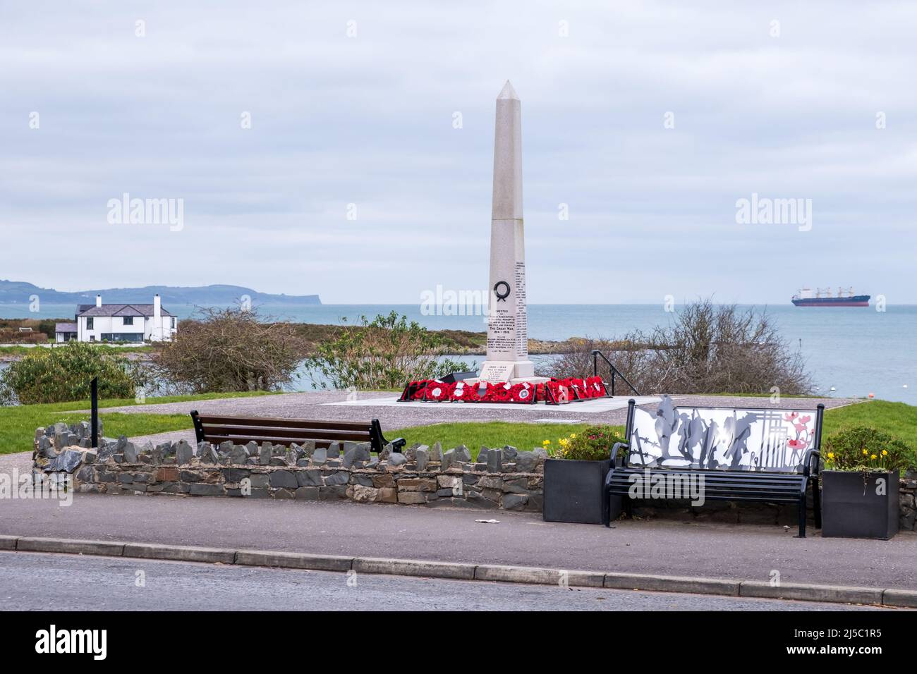Monumento a la guerra en la aldea costera de Groomsport en Co. Down Irlanda del Norte Foto de stock