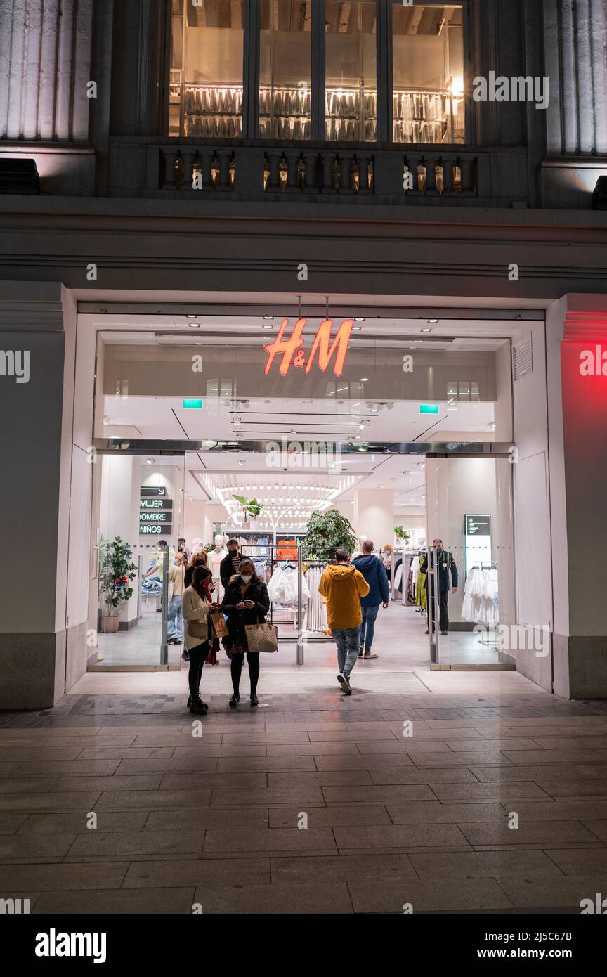 Tienda de ropa H&M en Gran Via, Madrid, España Fotografía de stock - Alamy