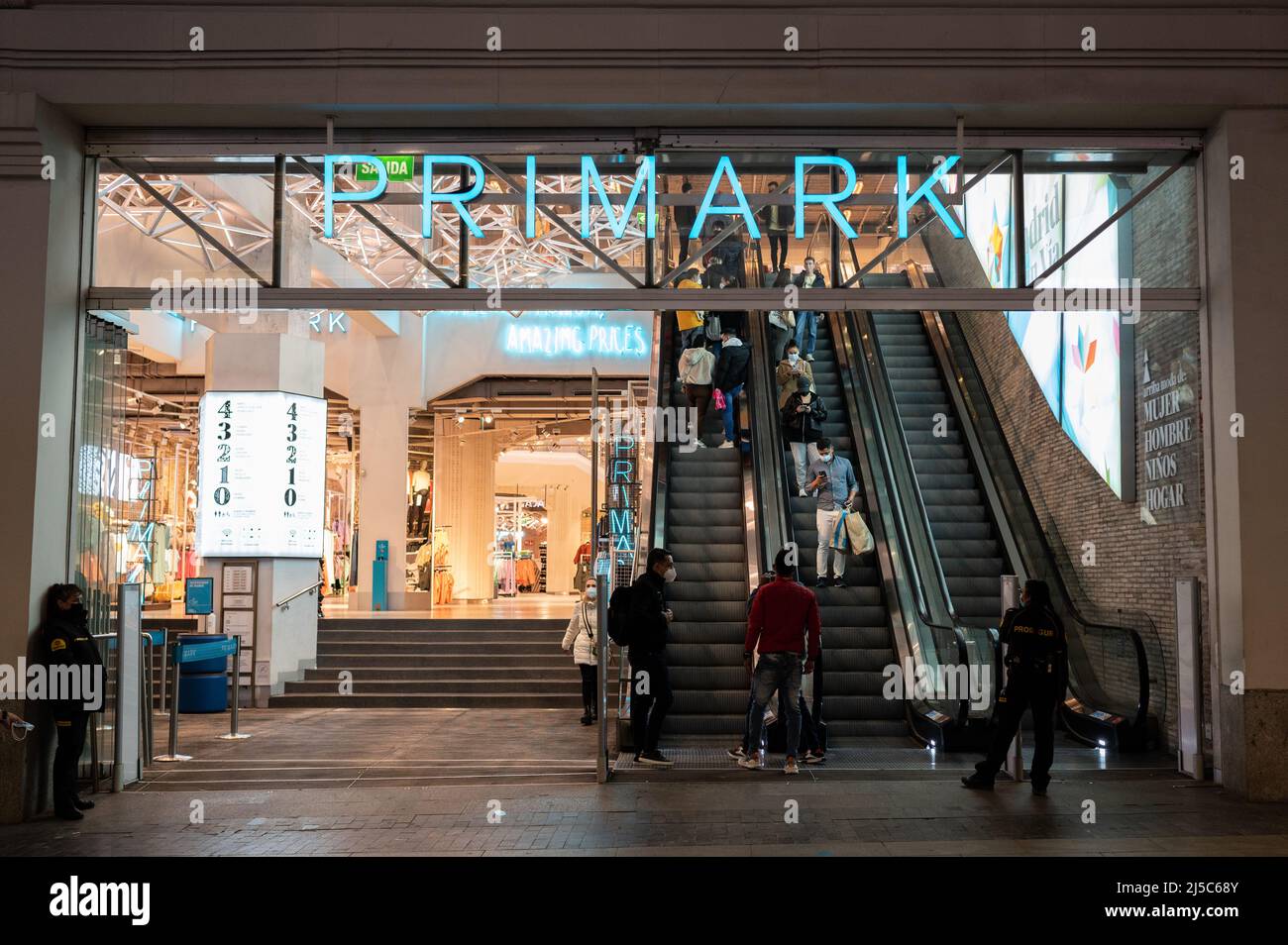 de ropa Primark en Via, Madrid, Fotografía de stock - Alamy