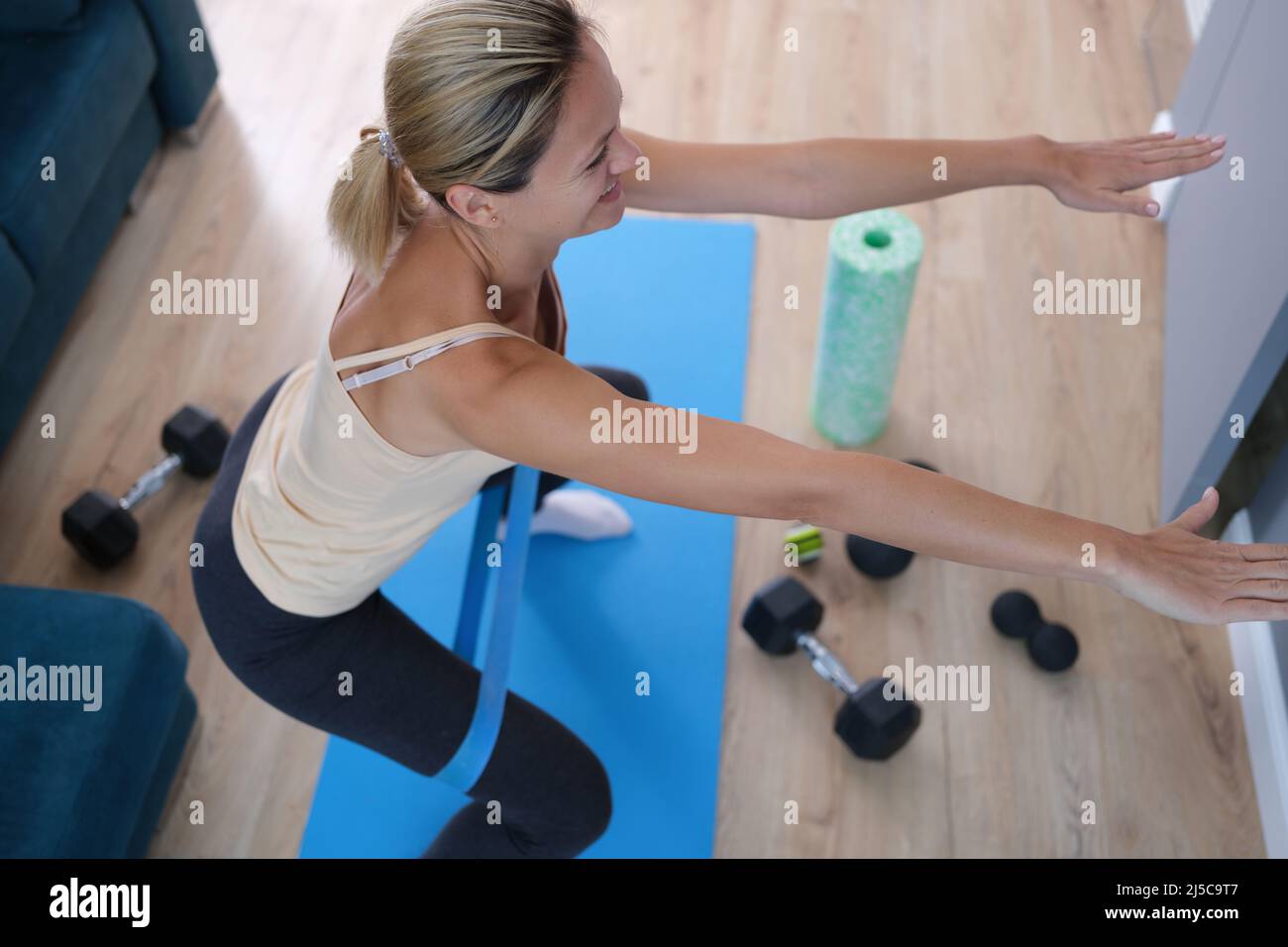 Sentadillas para mujer joven con banda elástica en la parte superior  Fotografía de stock - Alamy