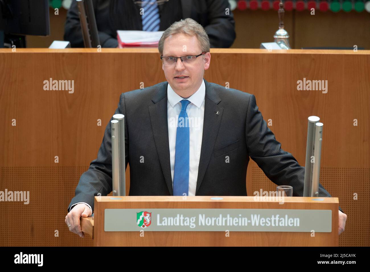 el dr. Dennis MAELZER, grupo parlamentario del SPD, durante su discurso TOP 4: Ley Estatal de Protección de la Infancia NRW y enmienda de la Ley de Educación de la Infancia, proyecto de ley del gobierno estatal, 169th sesión del parlamento estatal de Renania del Norte-Westfalia, en el parlamento estatal de Renania del Norte-Westfalia, Duesseldorf el 27th de enero de 2022, ÃÂ Foto de stock