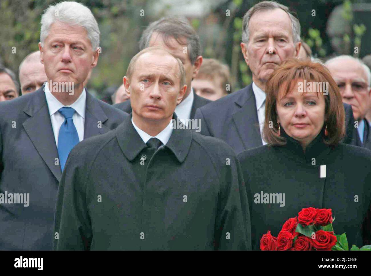 VLADIMIR PUTIN, presidente ruso, en el funeral estatal de Boris Yeltsin en Moscú, abril de 2007 con su esposa Lyudmila, Bill Clinton y George W. Bush Foto de stock