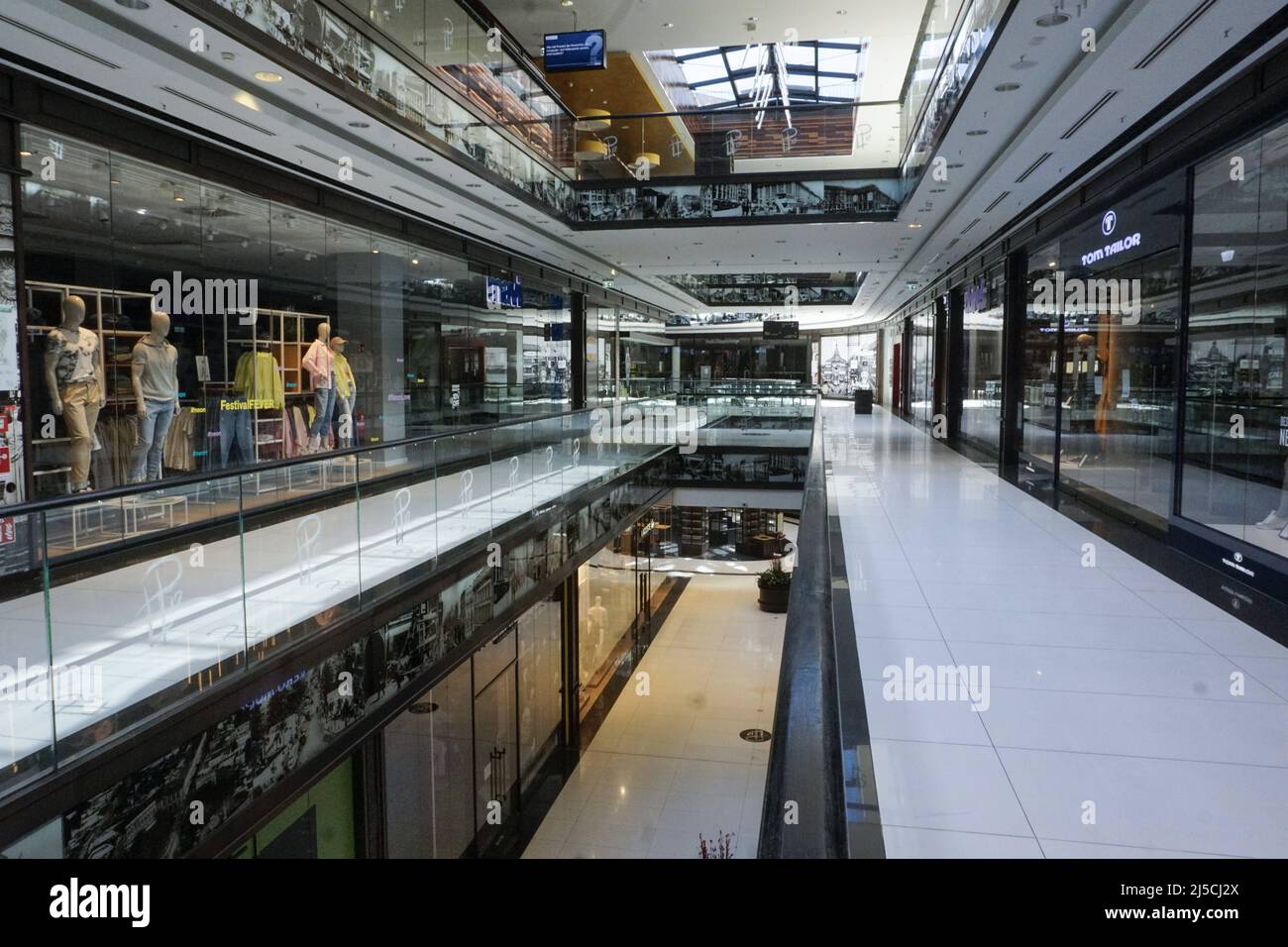 Centro comercial 'Centro comercial ''Mall of Berlin''' cerrado. La vida  pública en Alemania se ha estancado tras las últimas medidas de protección  contra la propagación del coronavirus. Las tiendas de hasta 800