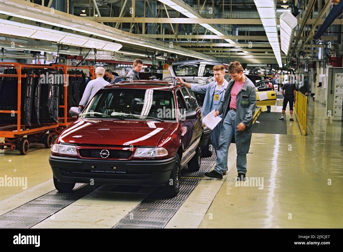 Bochum, DEU, 04/10/1995 - Producción de Opel Astra en la planta de Opel en Bochum. 13,7 millones de coches fueron construidos en Opel en Bochum en 52 años - hasta 2014. Durante diez años, la fuerza de trabajo había luchado contra el final. [Traducción automática] Foto de stock