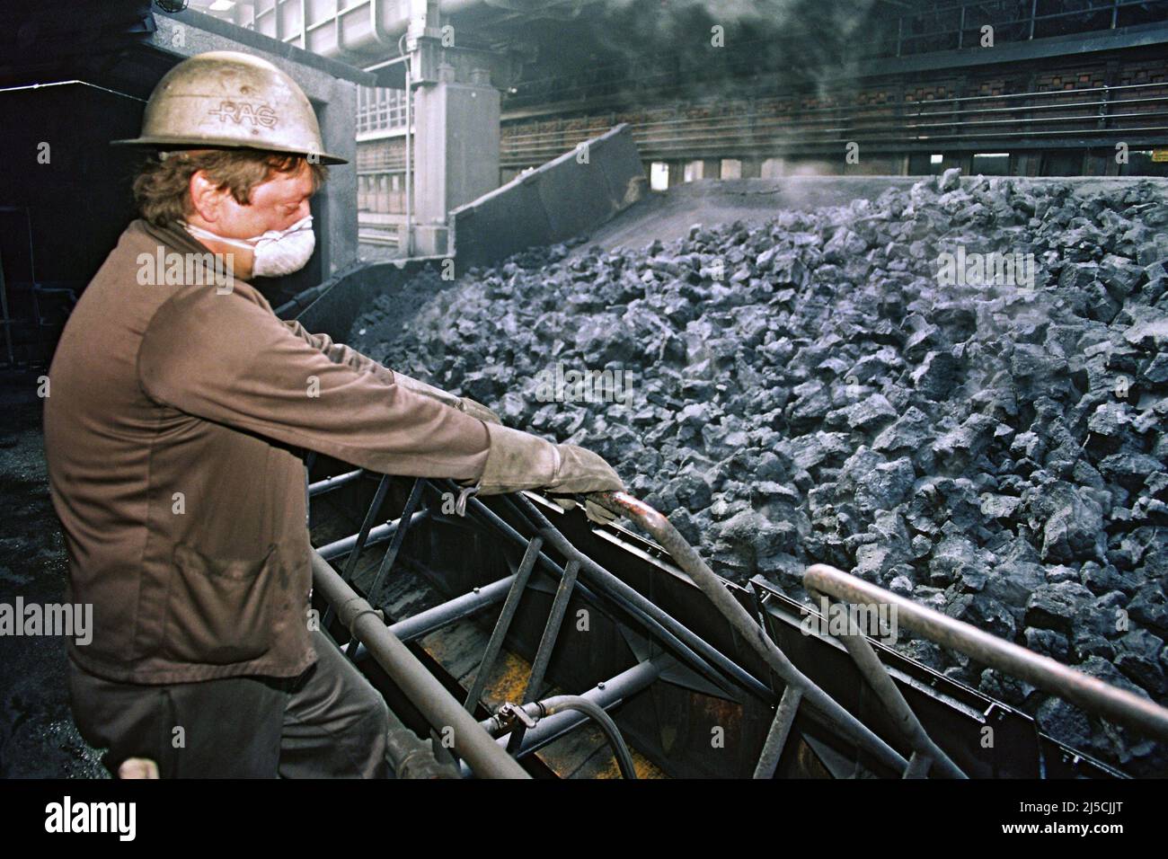 Gelsenkirchen, DEU, 12.04.1995 - Trabajadores de la planta de coque Hassel en Gelsenkirchen. En 1999, se cerró la planta de coking de Hassel. [traducción automática] Foto de stock
