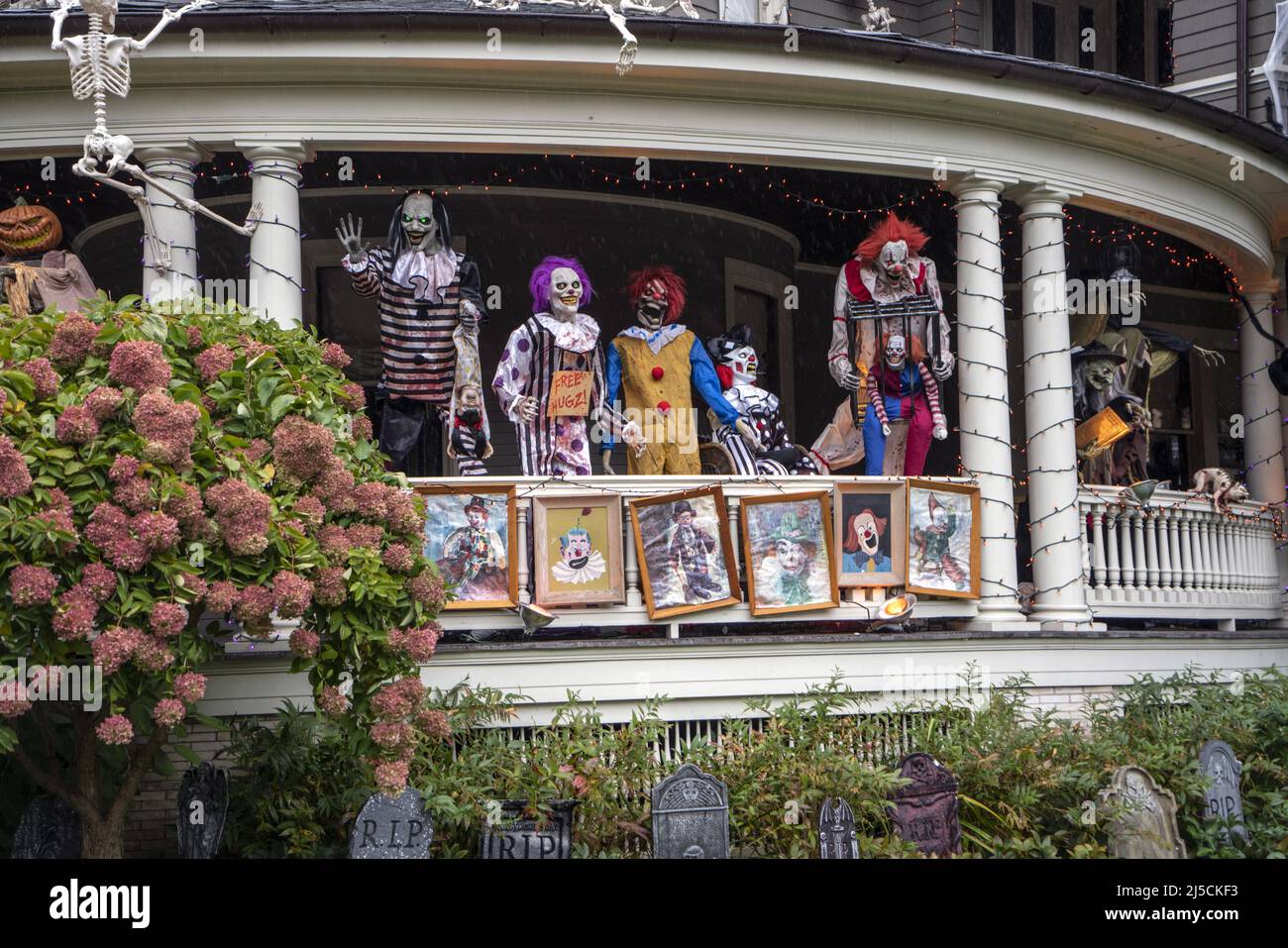 EE.UU., Nueva York, 09 de octubre de 2019 casa victoriana decorada para Halloween en el barrio de Flatbush en Brooklyn, Nueva York el 09 de octubre de 2019. [traducción automática] Foto de stock