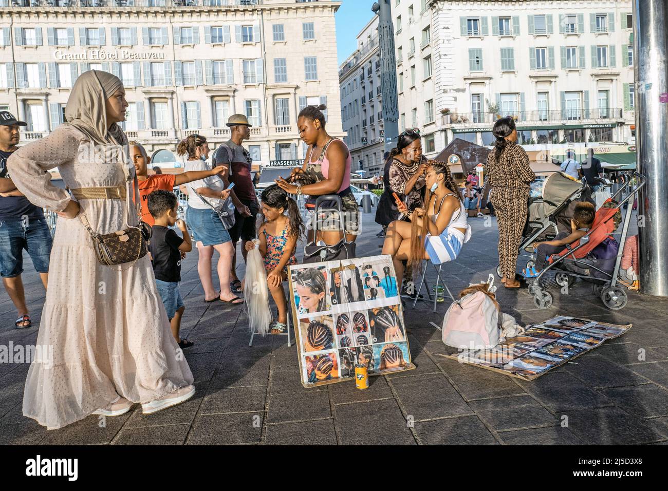 Francia, Marsella, 23.07.2021. El diseño del pelo como servicio de los migrantes en Marsella en 23.07.2021. [traducción automática] Foto de stock