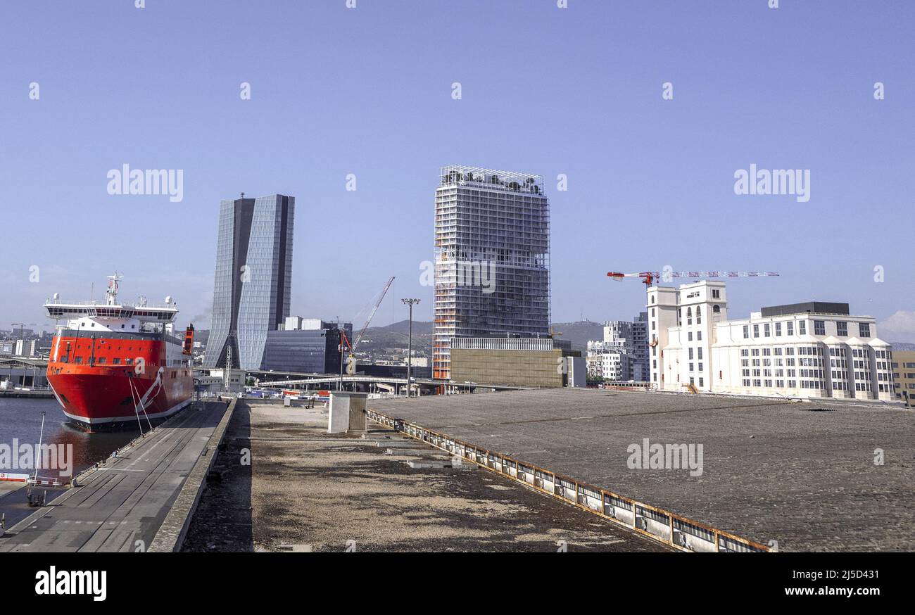 Francia, Marsella, 23.07.2021. Crucero en el puerto de Marsella el 26.07.2016. En el fondo el rascacielos CMA CGM Tower por el arquitecto Zaha Hadid. [traducción automática] Foto de stock