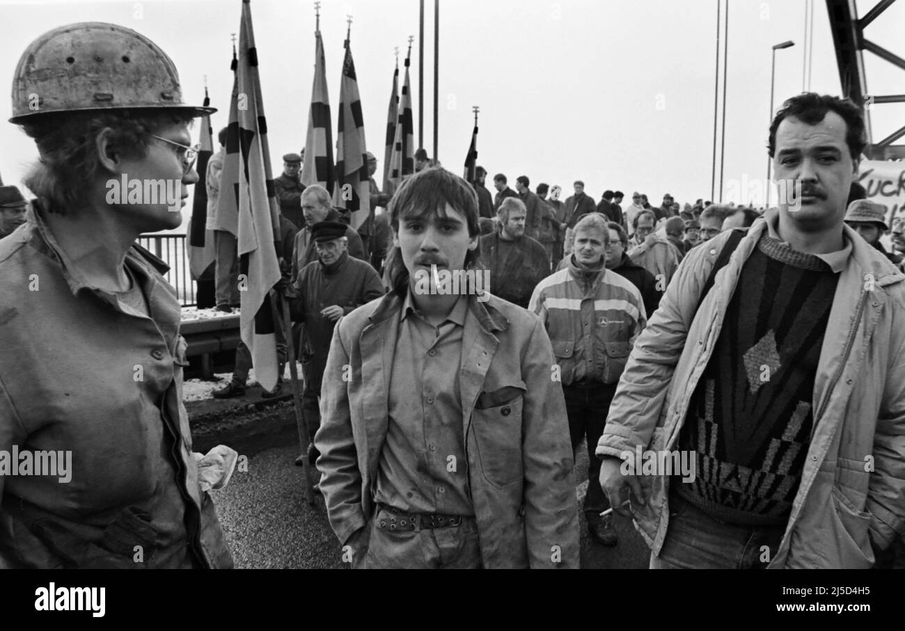 Duisburg, 24 de febrero de 1993 - Los trabajadores del acero y los mineros se manifiestan en el Puente de Solidaridad en Duisburg-Rheinhausen contra la reducción de sus puestos de trabajo. [traducción automática] Foto de stock