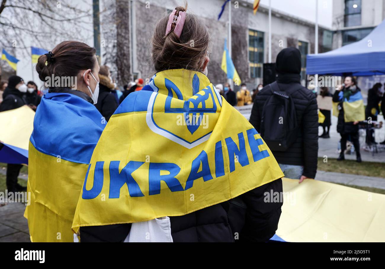 'Berlín, 24 de febrero de 2022 - Tras el ataque de Rusia a Ucrania, los ucranianos se manifiestan en la Puerta de Brandenburgo de Berlín bajo el lema ''Detener a Putin, detener la guerra''. [traducción automática]' Foto de stock