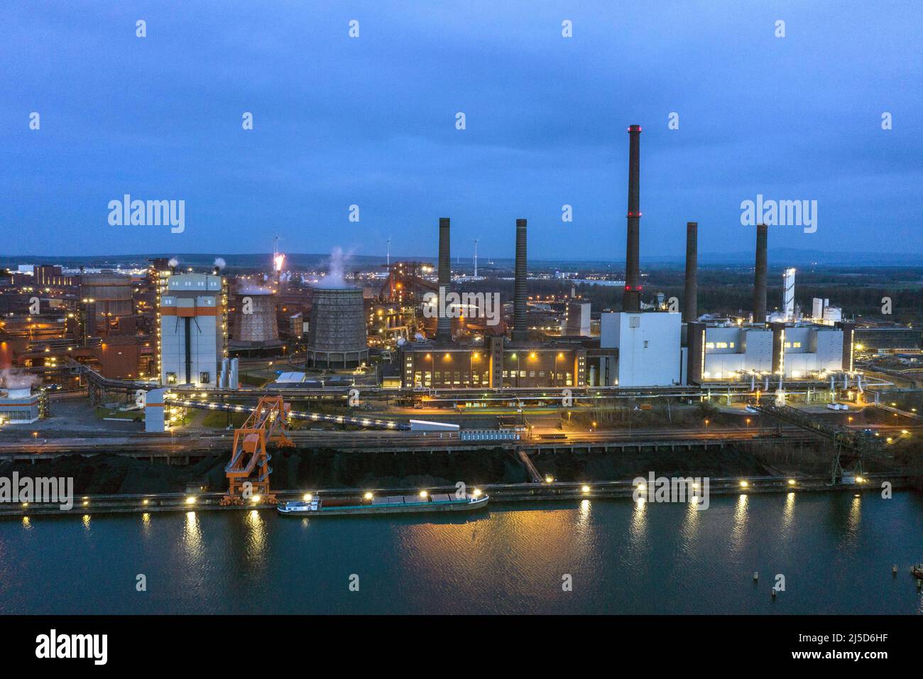 'Salzgitter, 12 de abril de 2022 - Vista de las acerías de Salzgitter AG. Salzgitter AG, Avacon y Linde inician el funcionamiento de una producción industrial de hidrógeno basada en la electricidad procedente de la energía eólica. Con la operación del proyecto ''Viento de hidrógeno Salzgitter - WindH2'', se producirá hidrógeno verde en el sitio del Huettenwerk en el futuro. [traducción automática]' Foto de stock