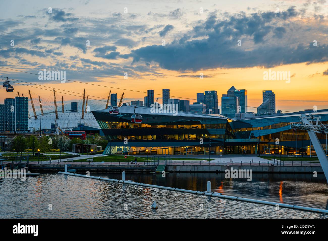 Puesta de sol en el este de Londres, incluyendo Canary Wharf, Millennium Dome, Cityhall, Londres, REINO UNIDO Foto de stock