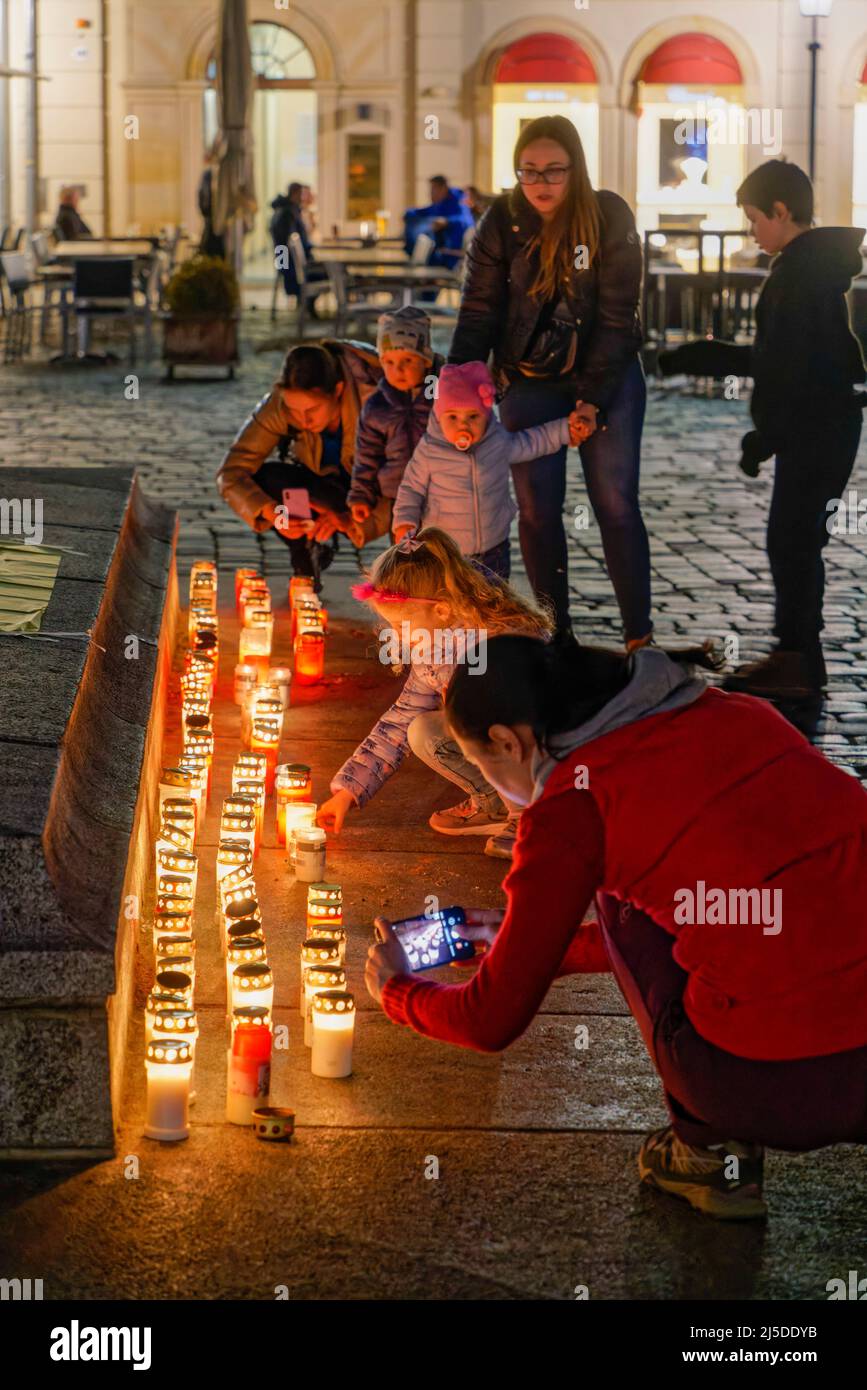 Frauen mit Kindern zünden Kerzen vor der Frauenkriche in Dresden an als protest gegen den Ucrania Krieg. Mahnwache, Solidarität, Friedensapell, , Foto de stock