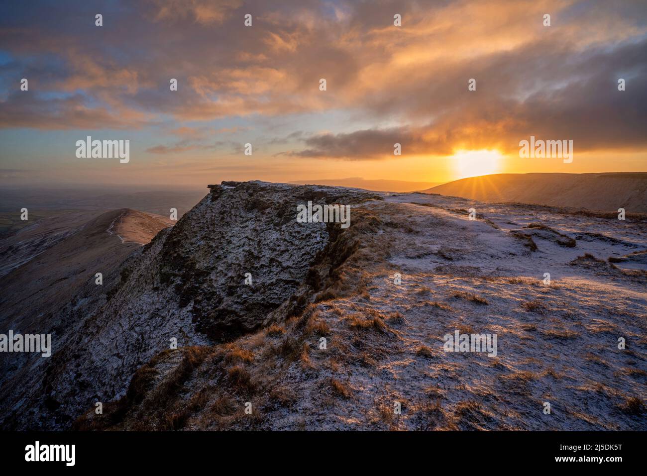 Amanecer en invierno en la montaña Fan Y Big en Brecon Beacons, Gales Foto de stock