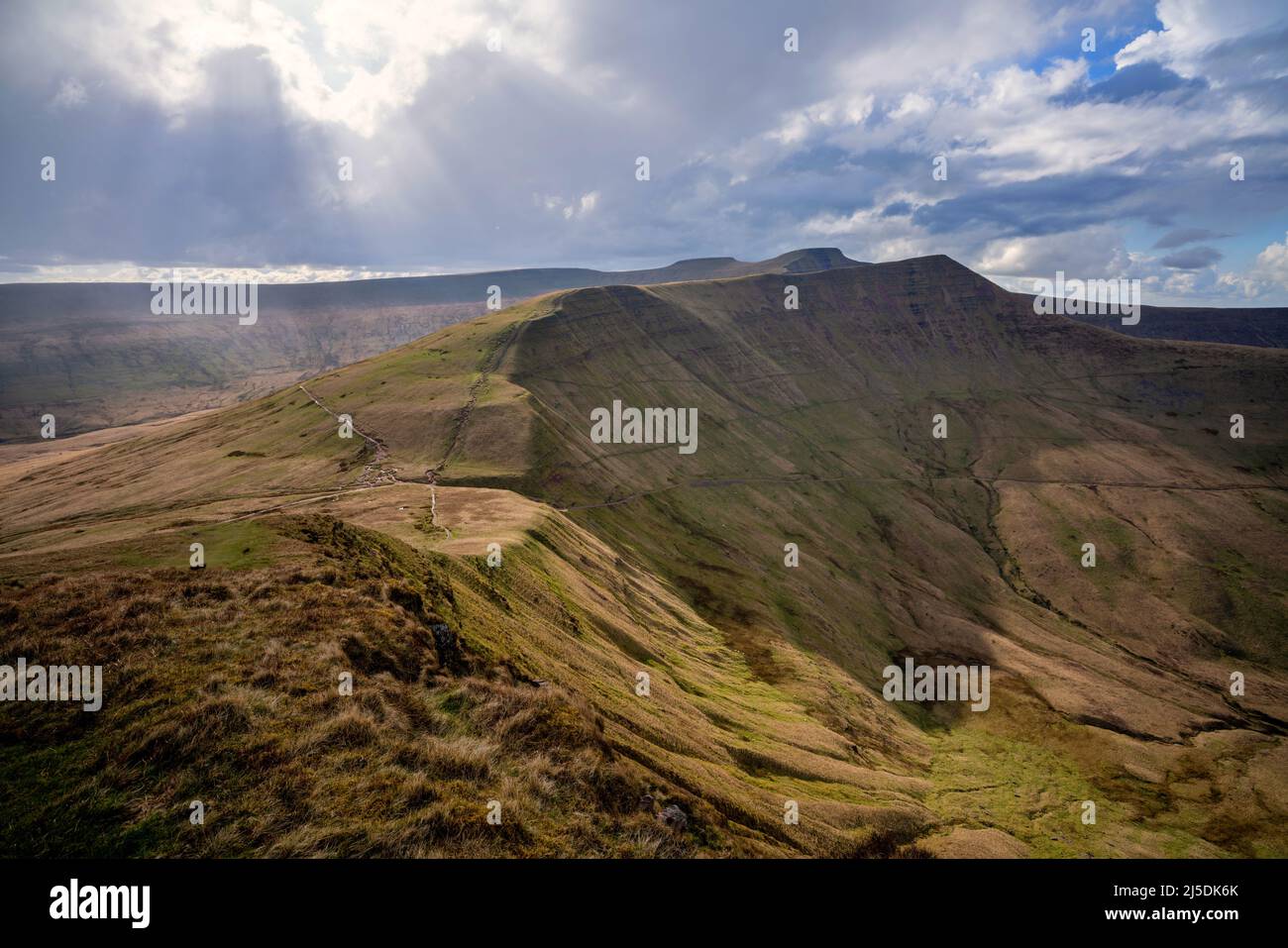 Vista de las montañas Cribyn y Pen Y fan de Fan Y Big en Brecon Beacons, Gales Foto de stock