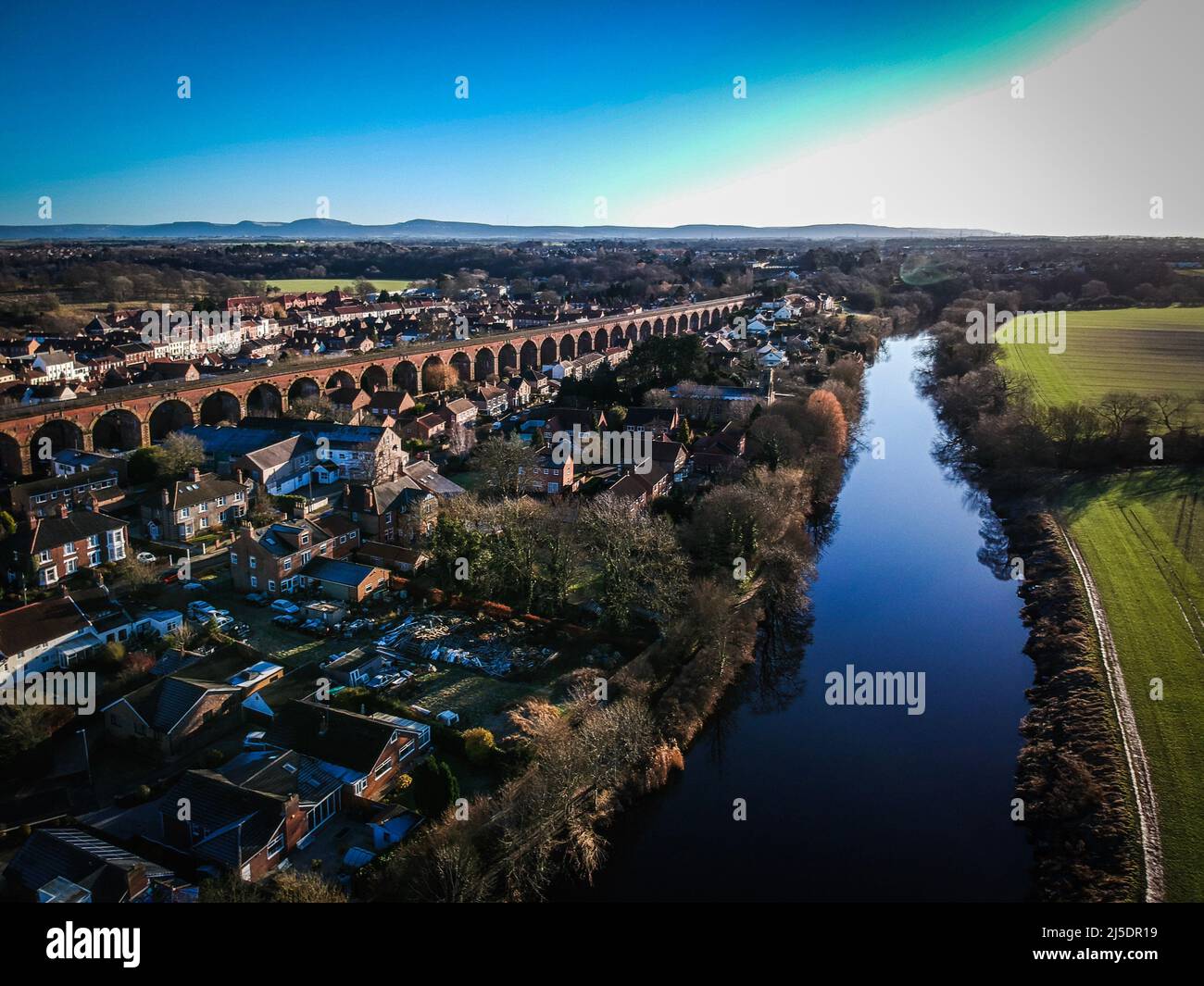 Una vista aérea de Yarm en el noreste de Inglaterra. Yarm está al lado del River Tees, que serpentea alrededor de la ciudad. Foto de stock