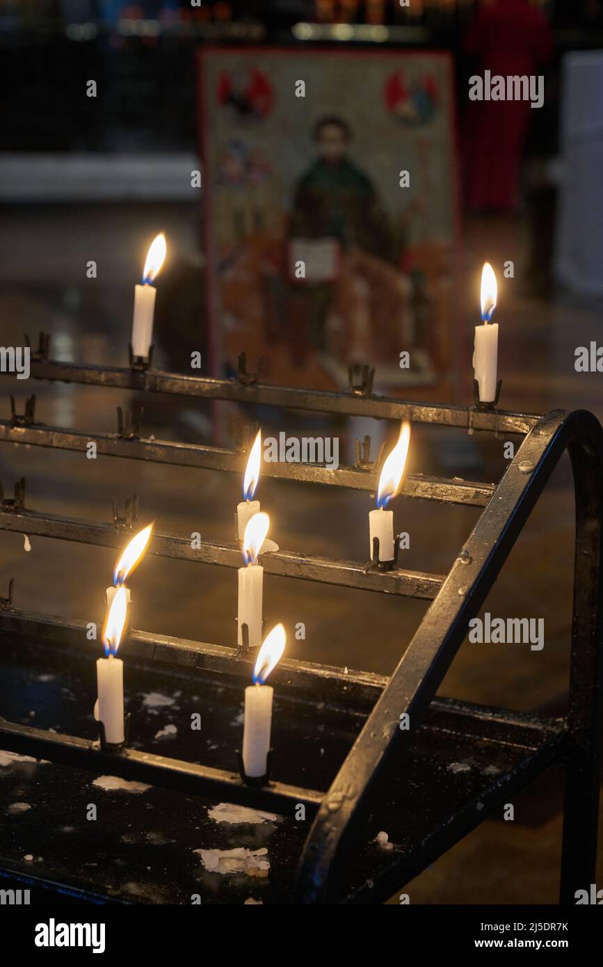 velas de la iglesia velas de oración Foto de stock
