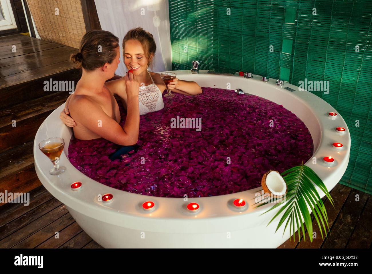 Baño romantico fotografías e imágenes de alta resolución - Alamy