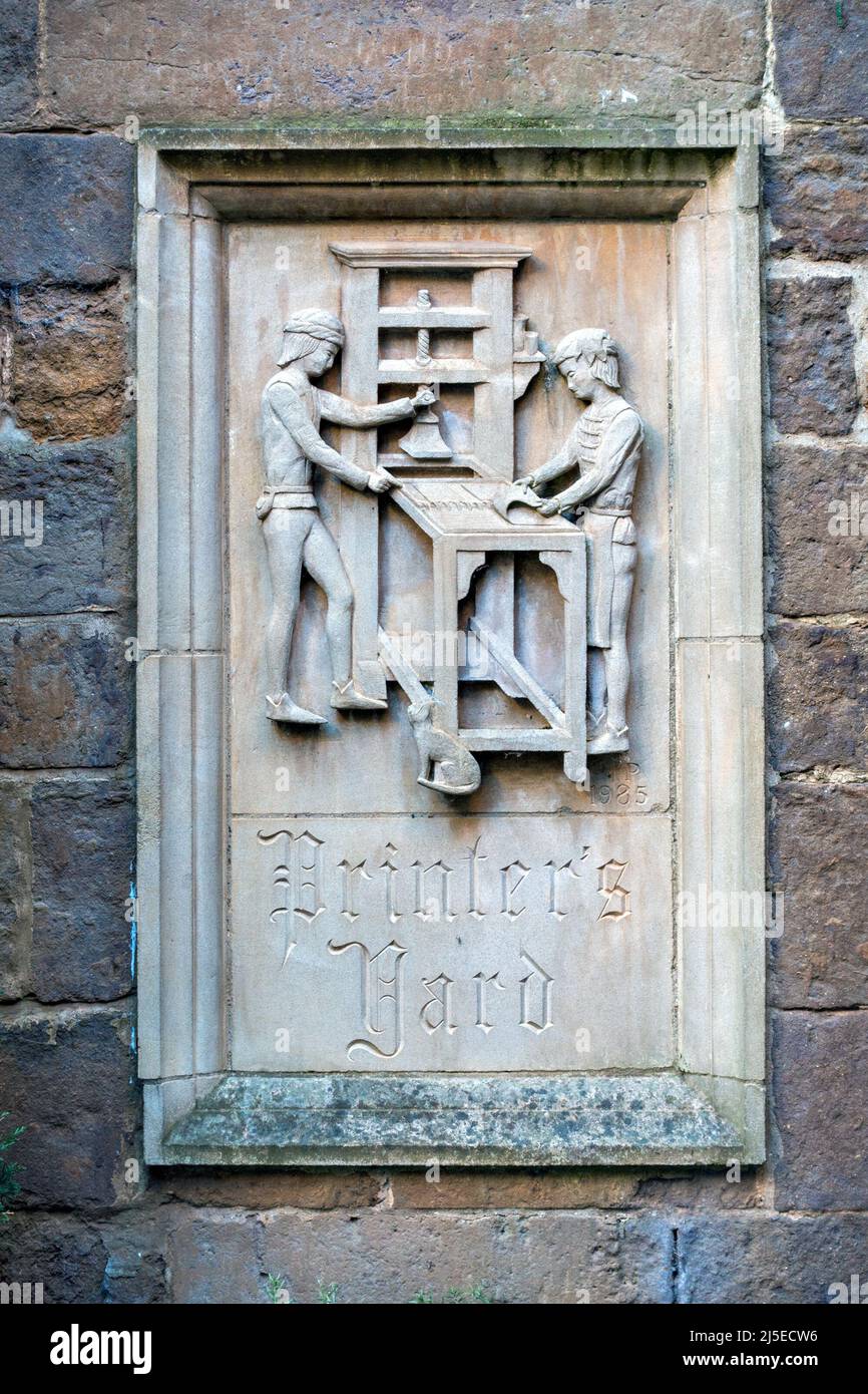 Señal / placa de mampostería grabada / tallada que representa a los trabajadores de imprenta y de la prensa de impresión en Printers Yard, Uppingham, Rutland, Inglaterra, Reino Unido Foto de stock
