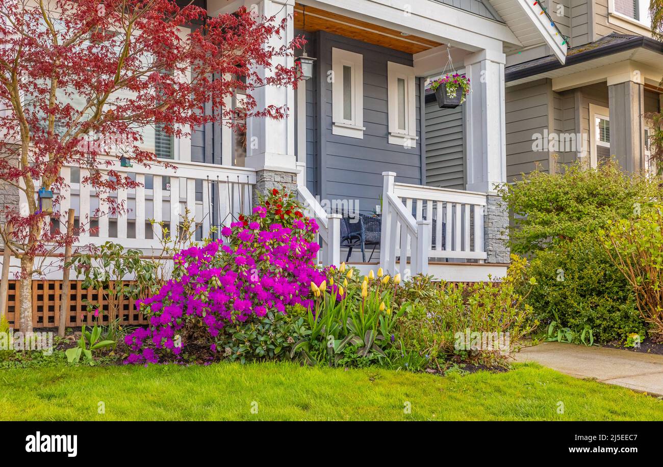 Casa de lujo en Vancouver, Canadá. Gran casa de lujo con un patio en un