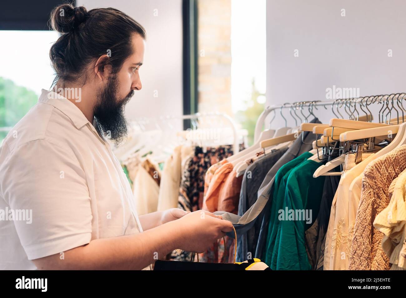 Hombres Comprando Ropa Fotos e Imágenes de stock - Alamy