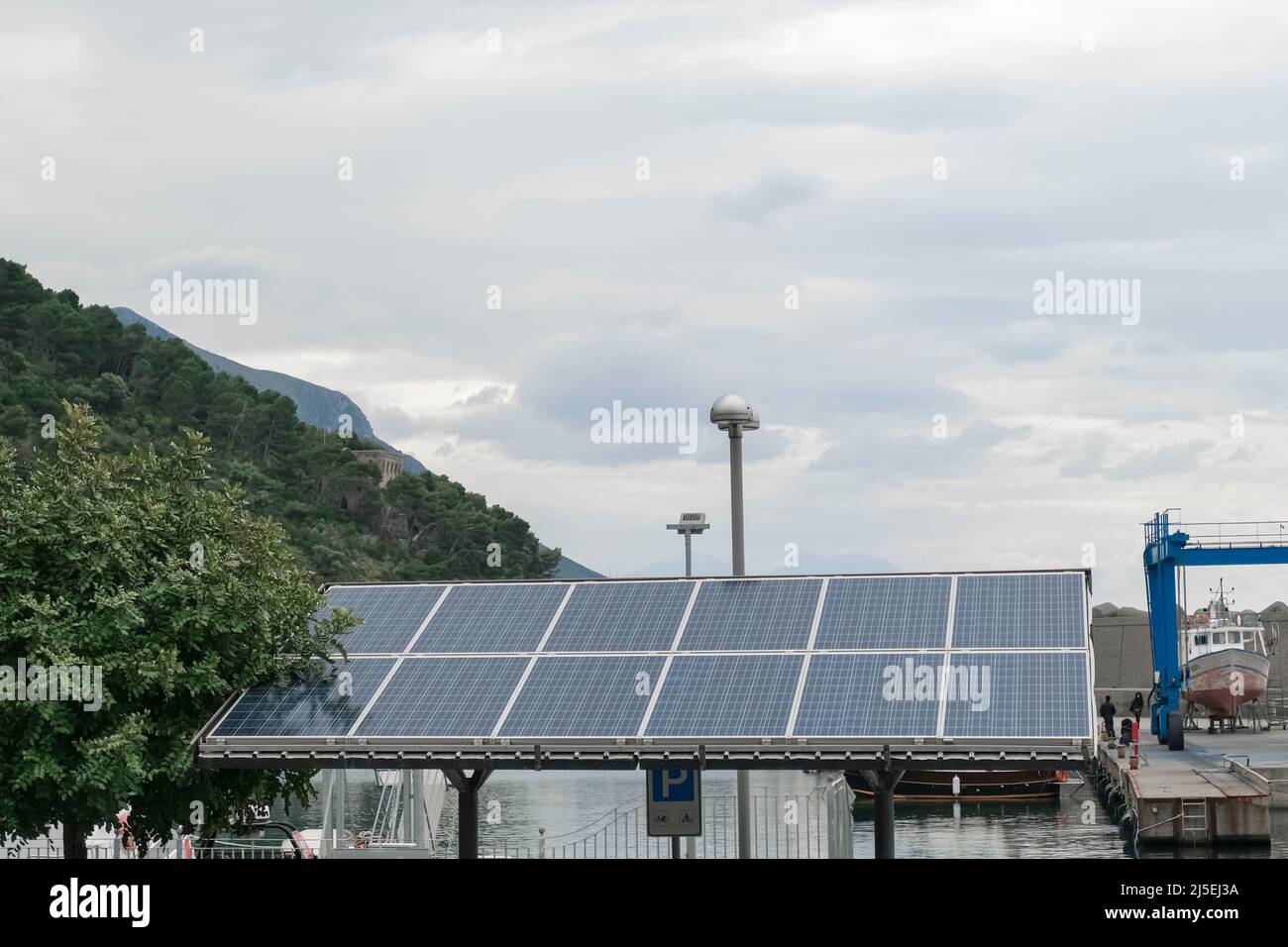 Paneles de energía fotovoltaica instalados en la zona de aparcamiento, tecnología verde renovable Foto de stock