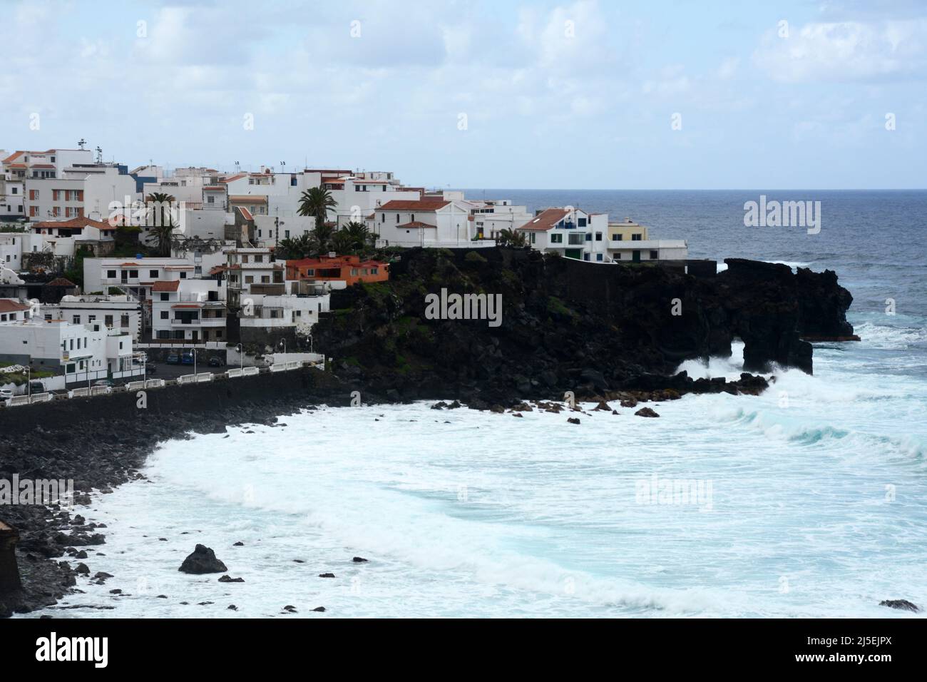 Casas encaladas en la zona de Las Aguas, en el pueblo de San Juan de la Rambla, en la costa atlántica norte de Tenerife, Islas Canarias, España. Foto de stock